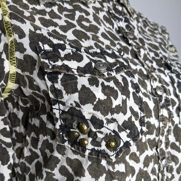 ✨3/$15 BKE brown white animal print distress faded button up S - Picture 3 of 7